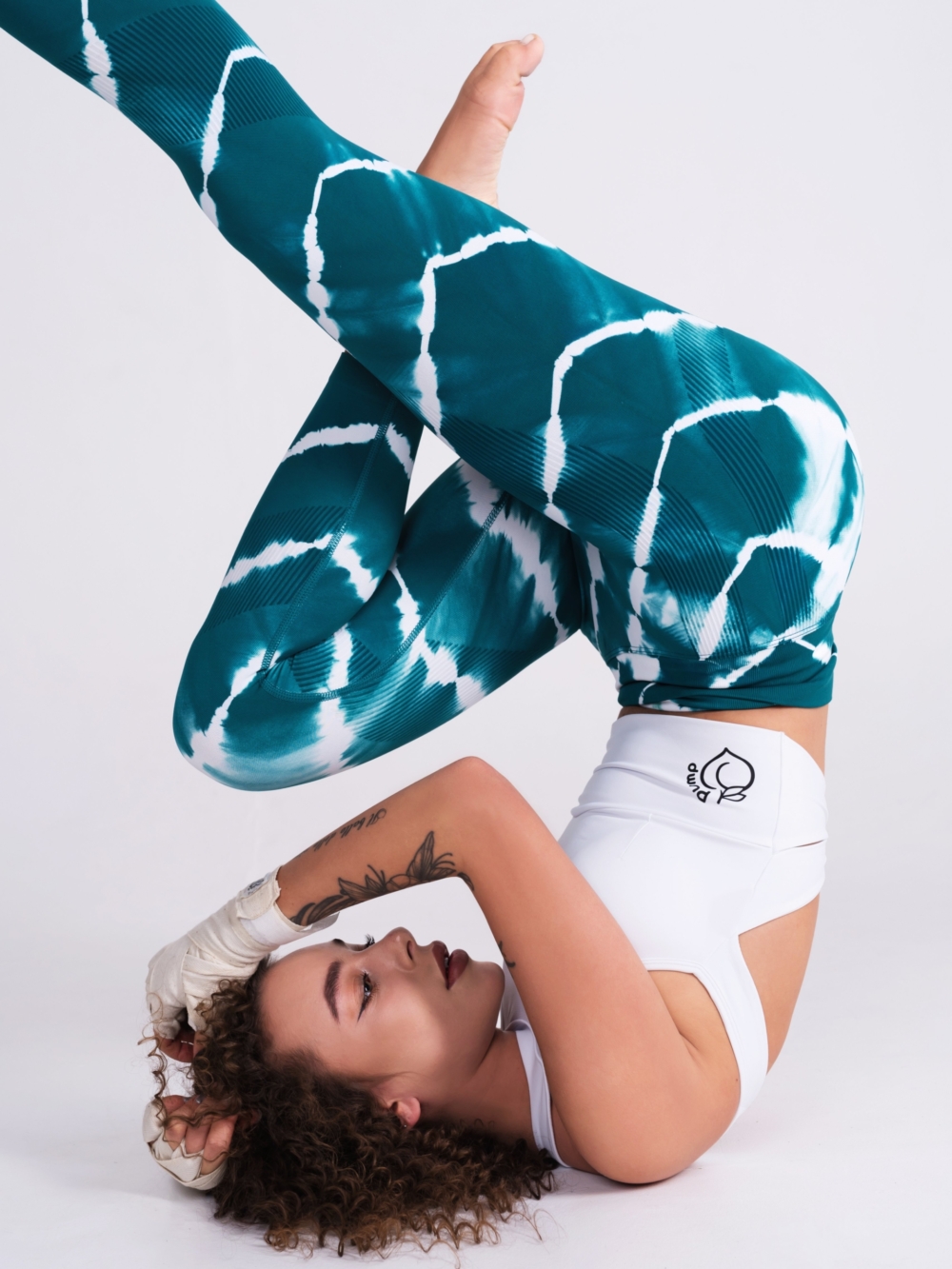 fitness legíny se zpevňujícím a tvarujícím efektem v zelené barvě