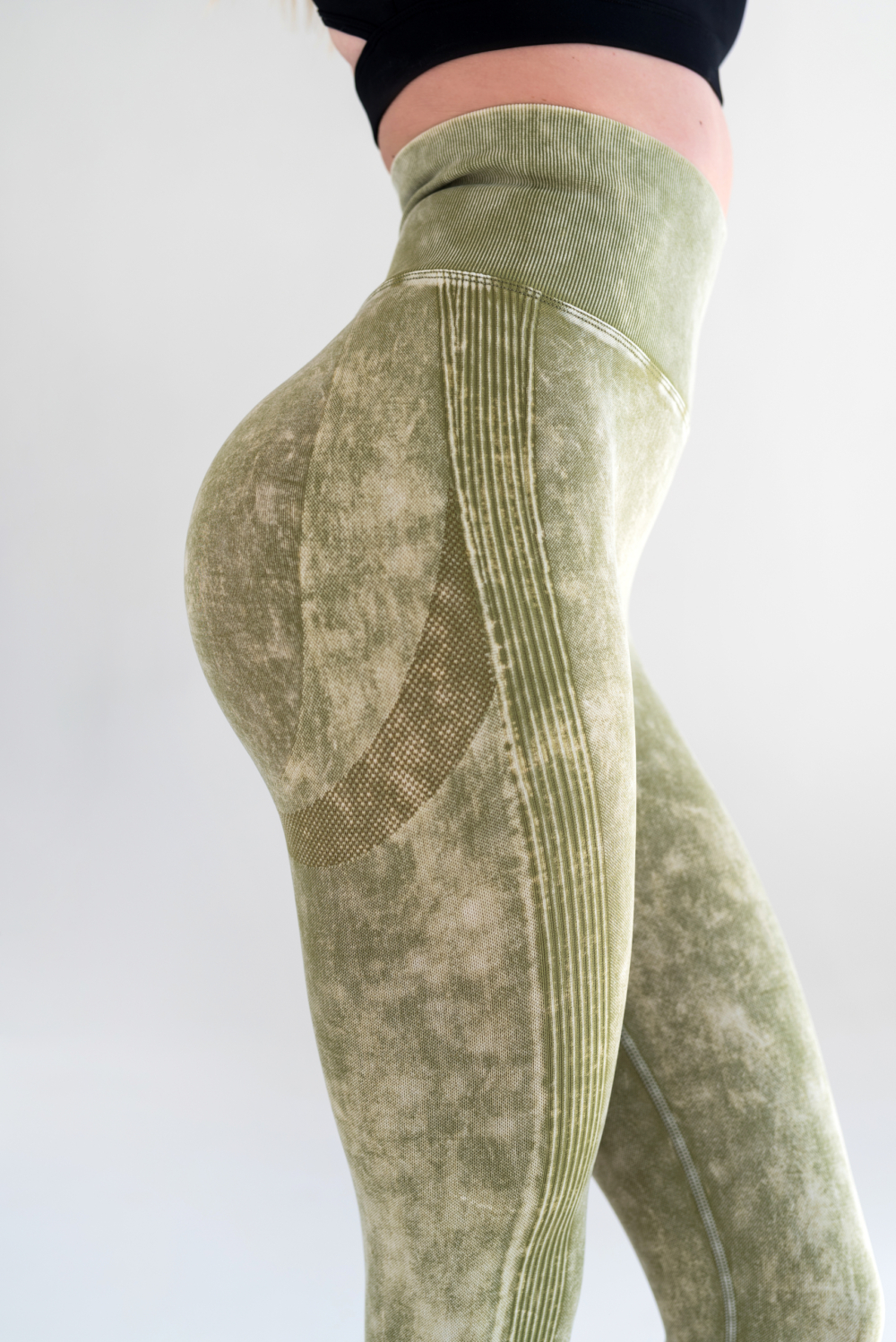 Green workout leggings with high waist and shaping effect