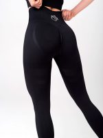 czarne bezszwowe legginsy modelujące z efektem push-up