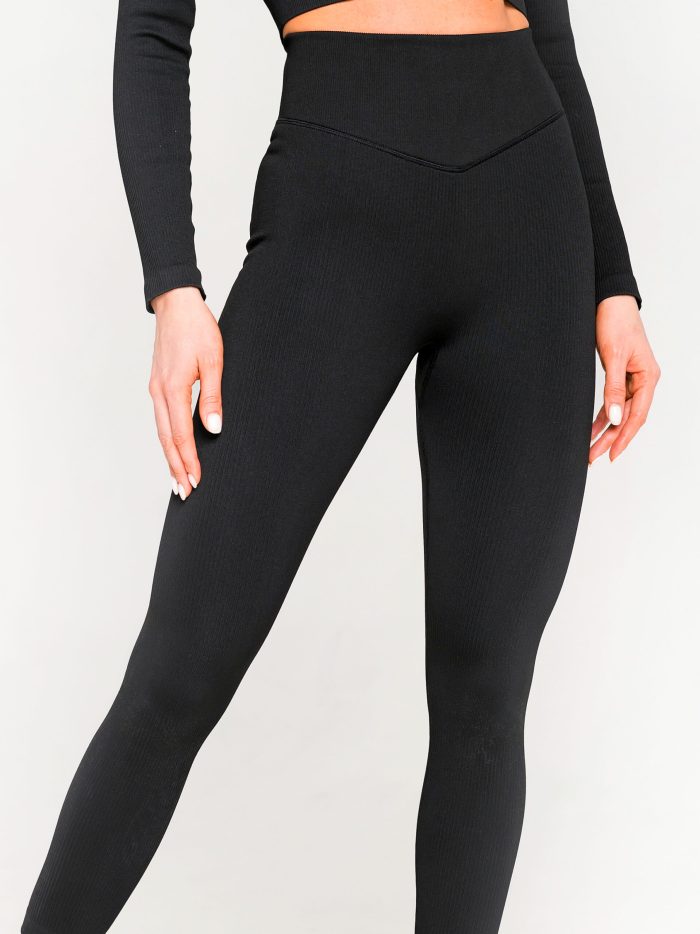 Black seamless leggings made of thick fabric for sport