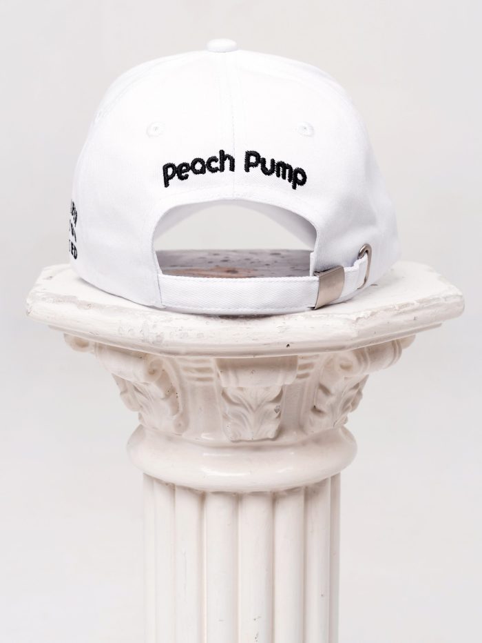 Bílá sportovní čepice s výšivkou a kšiltem od Peach Pump