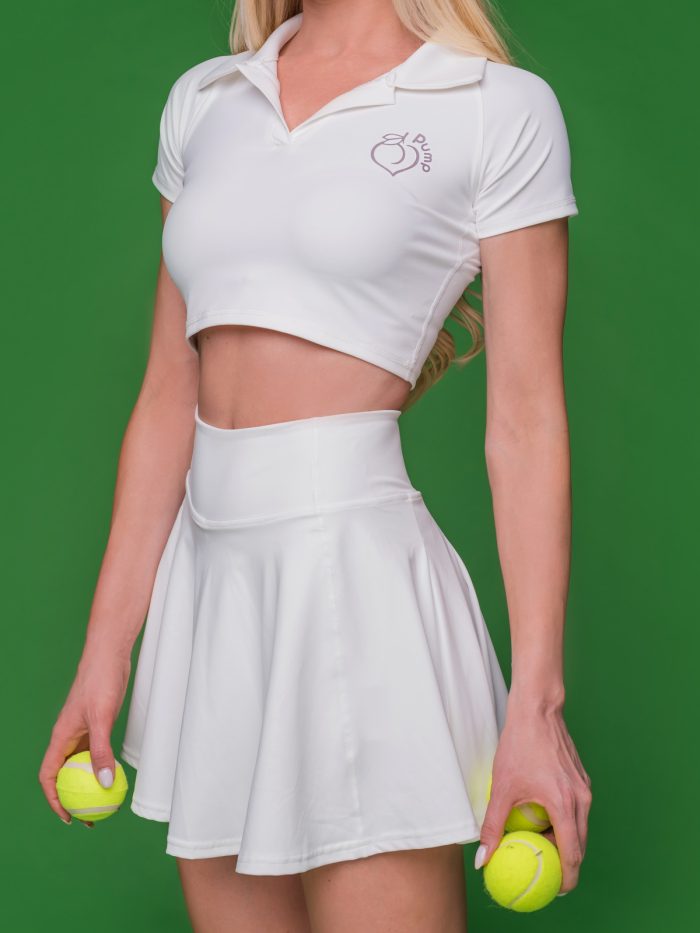 Бяла плисирана пола с вискока талия и блуза тип crop top