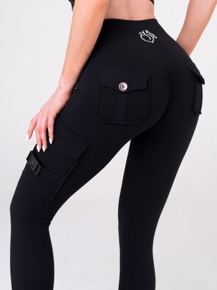Sporty black leggings with pockets and buckle from Peach Pump