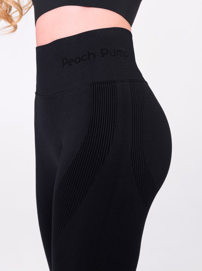 High-waisted sports leggings in black in seamless, elastic fabric