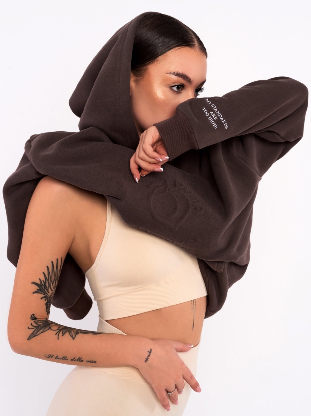 Veliki debeli smeđi džemper s kapuljačom