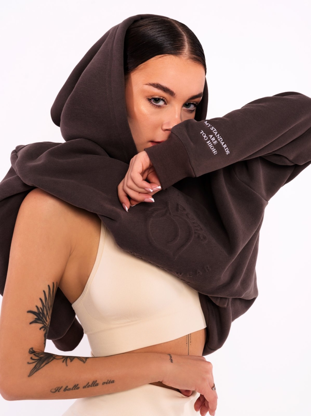 Sportski džemper smeđe boje s velikom kapuljačom i vezom