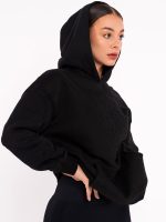 Καπιτονέ φούτερ με κουκούλα τύπου Hoodie με μπροστινή τσέπη σε μαύρο χρώμα.