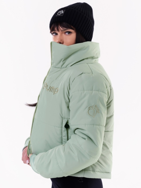 Sage green cropped puffer jacket with high collar and embroidery on the shoulder and front "Peach Pump"