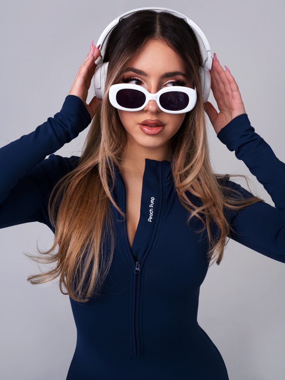 Sportski prošiveni tamnoplavi kombinezon uz tijelo Peach Pump