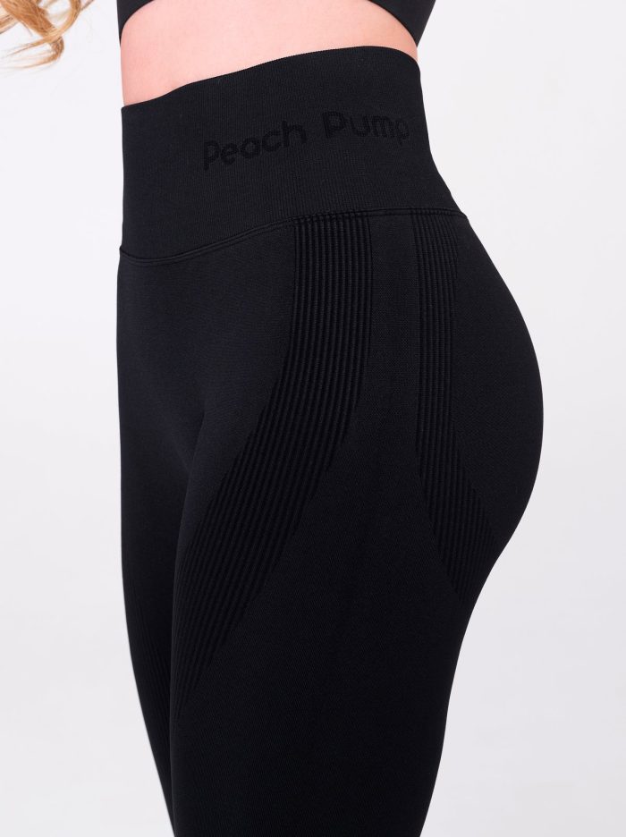 Set negru din două piese cu inscripția Peach pump