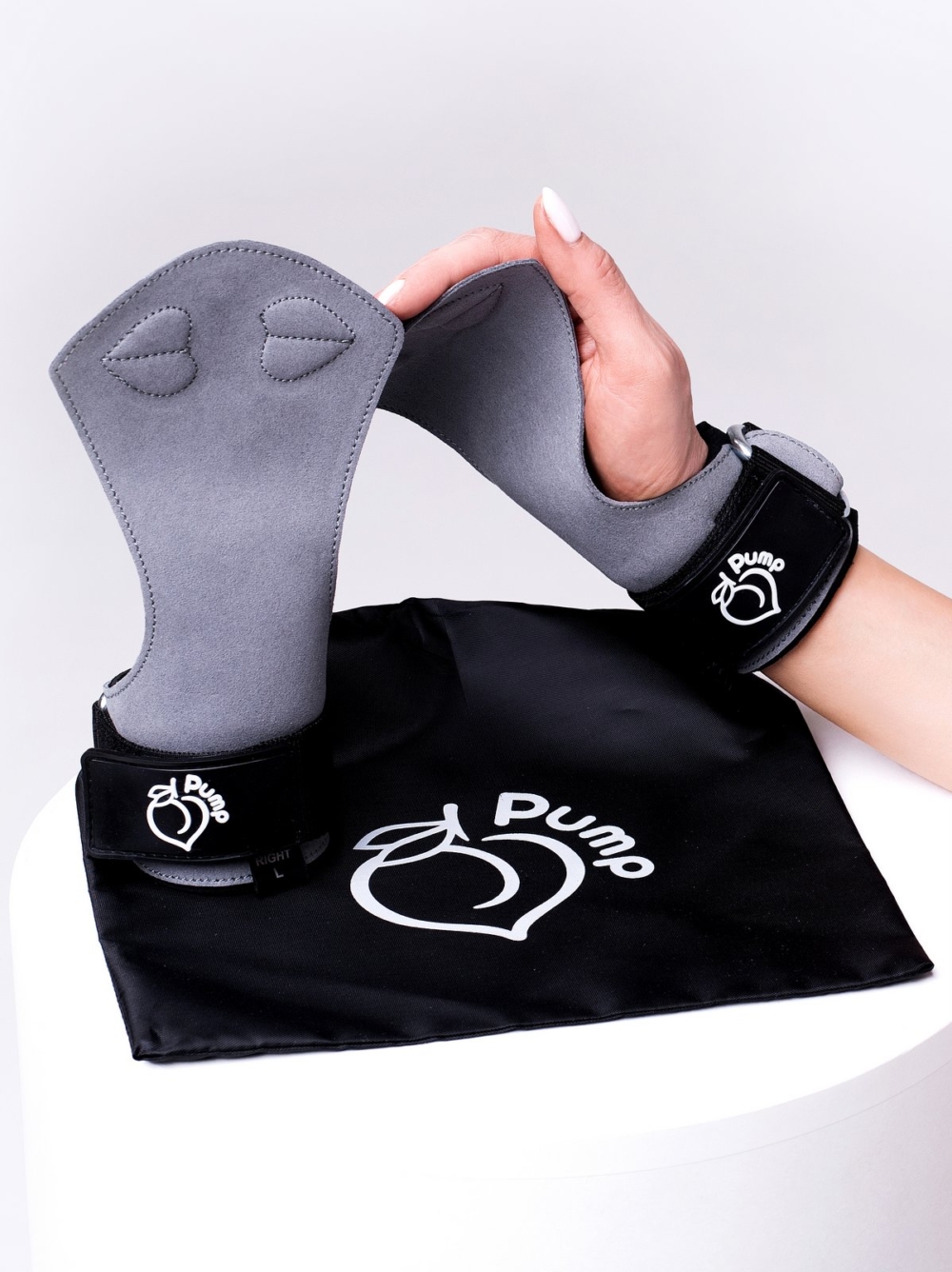 Damskie uchwyty do treningu siłowego w kolorze szarym, skórzane uchwyty treningowe z gumowanym logo Peach Pump