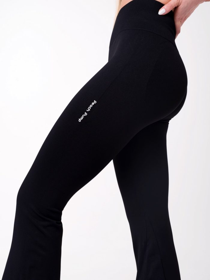 Női fekete trapéz szárú sport leggings combon lévő Peach Pump felirattal