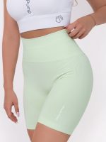 Női rövid leggings pasztell zöld színben, derékrészen Peach Pump logóval