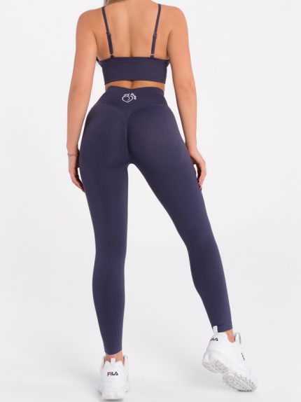 Kékesszürke varrásmentes Peach Pump sport szett, amely egy V-nyakú sportmelltártót és egy alacsony derekú leggingset tartalmaz