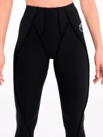 Sporty black leggings with 3D inverted seams made of elastic fabric