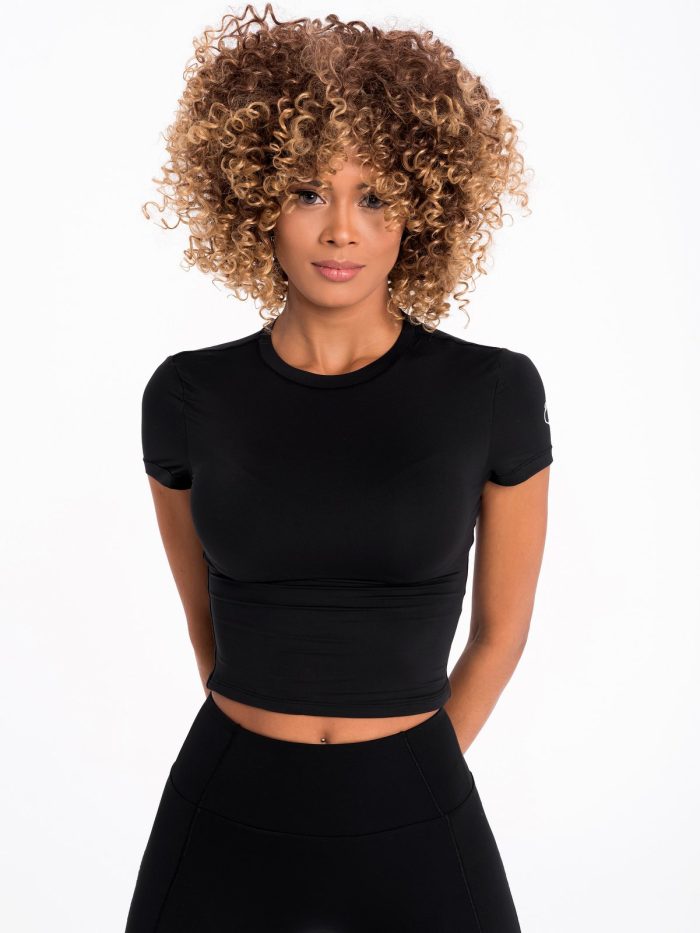 Crop top negru sport T-shirt pe corp