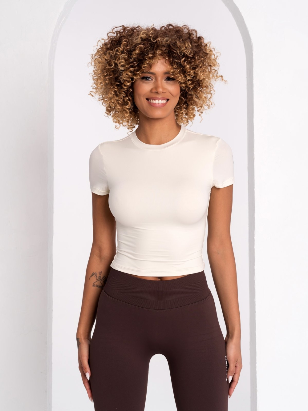 Спортна блуза в бежов цвят по тялото от еластична и мека на допир материя