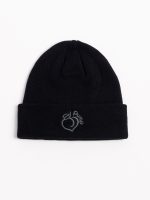 Crna beanie kapa s izvezenim logom