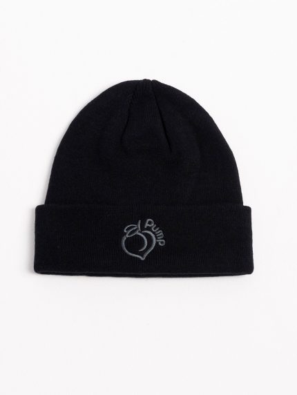 Černá čepice typu beanie s vyšitým logem