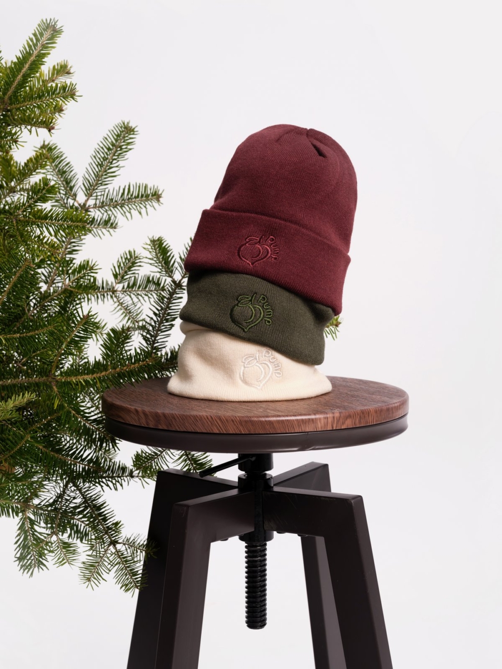 Beige hat with embroidered logo in the front type beanie