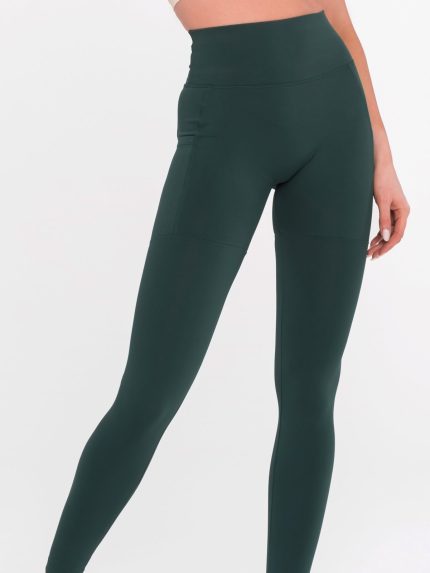 Mutatós zöld női sport leggings két oldalzsebbel, varrásmentes anyagból, formáló hatással