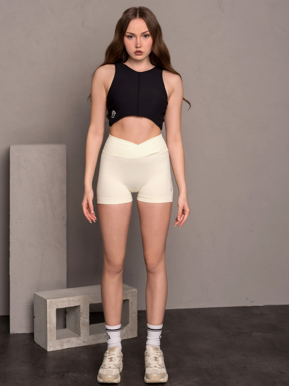 Sportski crni top bez rukava s podstavom.