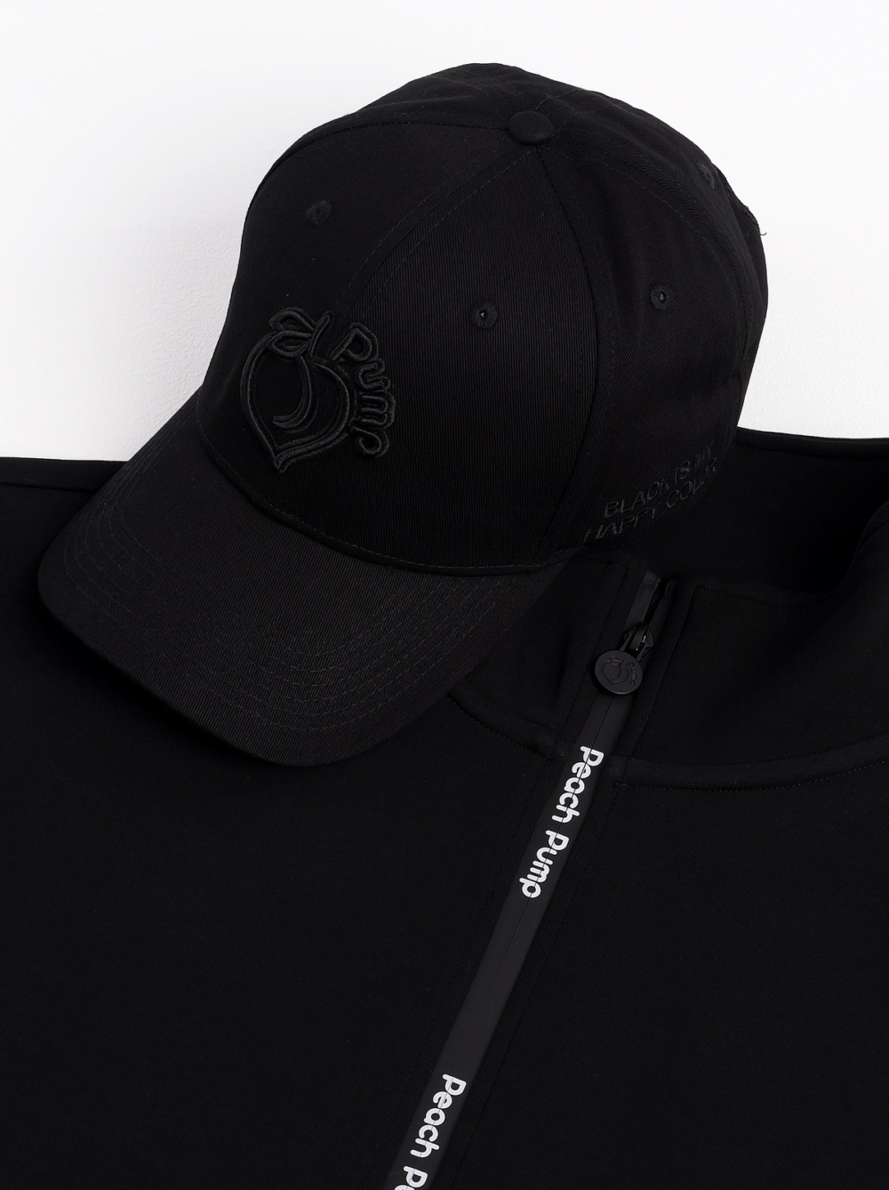 Crna šilterska kapa s crnim izvezenim logotipom na prednjoj strani