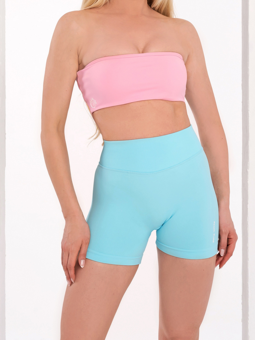 Къс светло син дамски спортен клин със средна талия