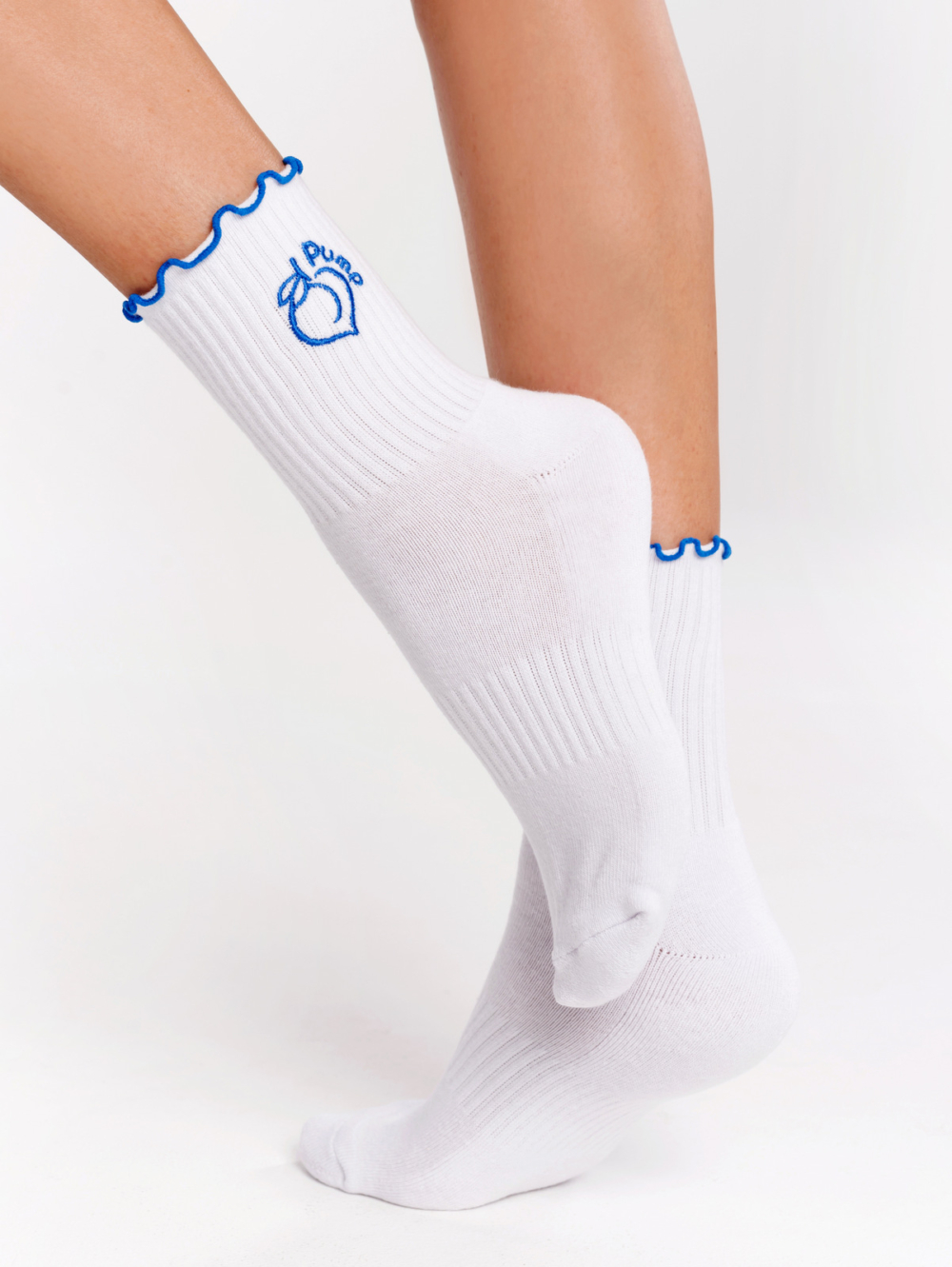 Bílé sportovní ponožky s modrou výšivkou Peach Pump a modrým volánkovým lemem