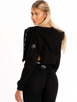 Čierna krátka športová mikina s výšivkou na ramene a otvormi v páse