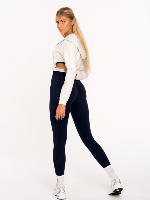 Jasnoszara krótka sportowa bluza z napisami w talii i wycięciami.