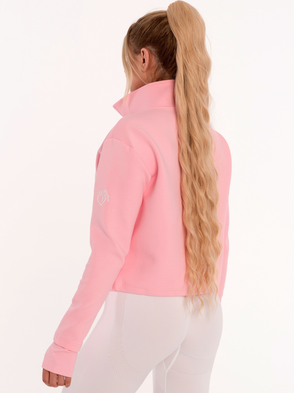 Sportska ružičasta ženska majica s vezom na ramenima i visokim ovratnikom