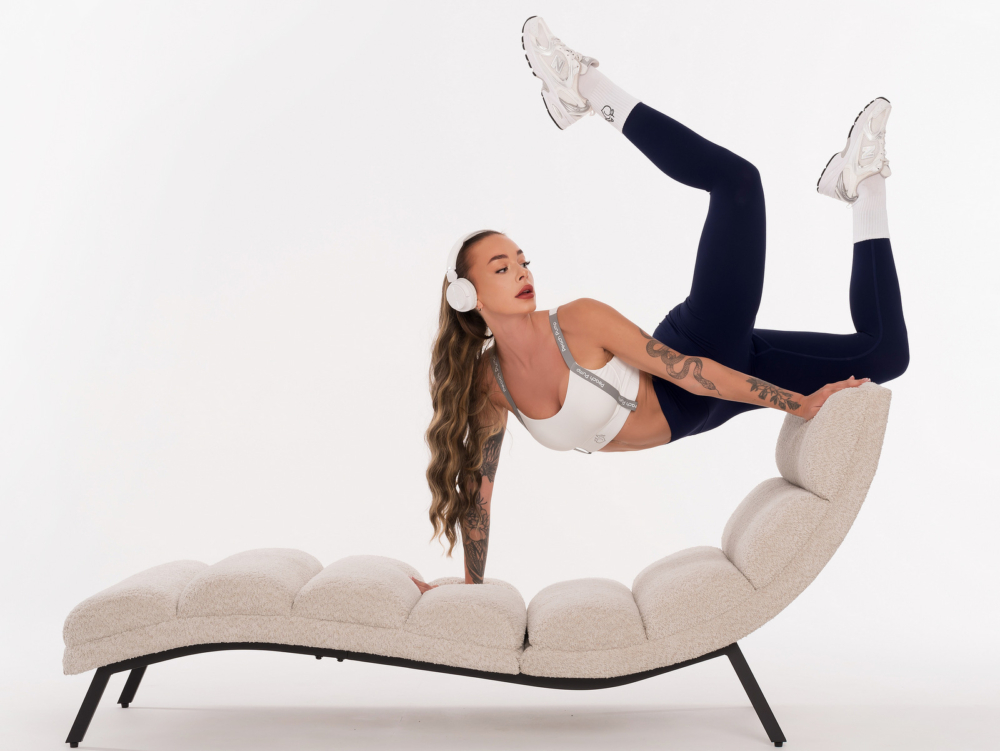 Αθλητικό λευκό μπουστάκι με γκρι τιράντες και λευκά γράμματα