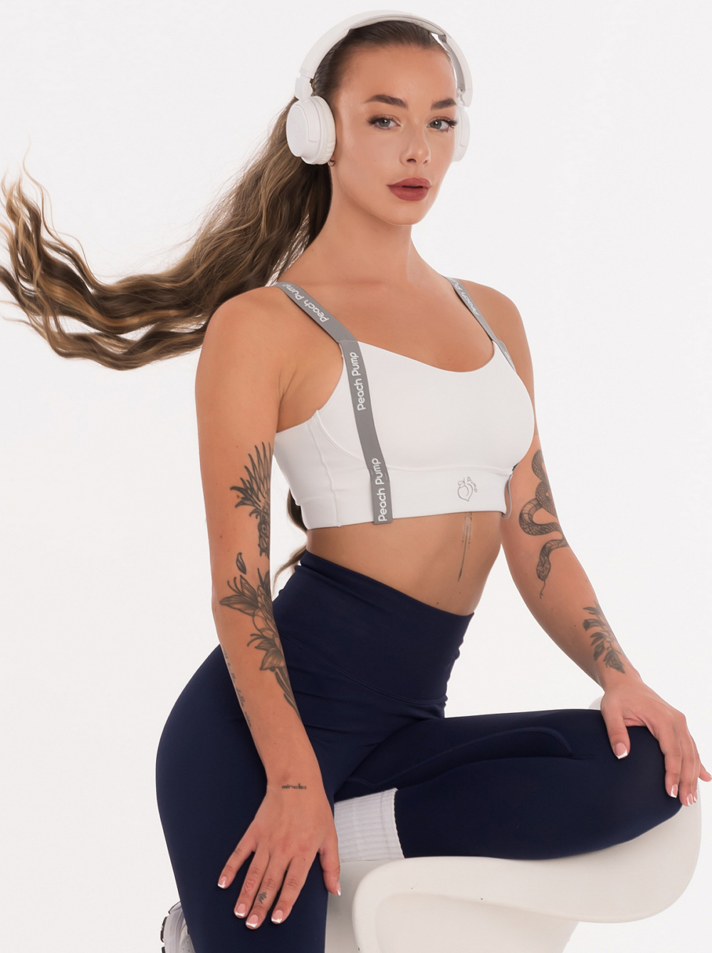 Λευκό μπουστάκι για γυμναστήριο με ενίσχυση με εφέ ανύψωσης και επιγραφές Peach Pump