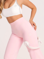 Dámské sportovní legíny rovného střihu , vyrobené z měkké a pružné tkaniny.