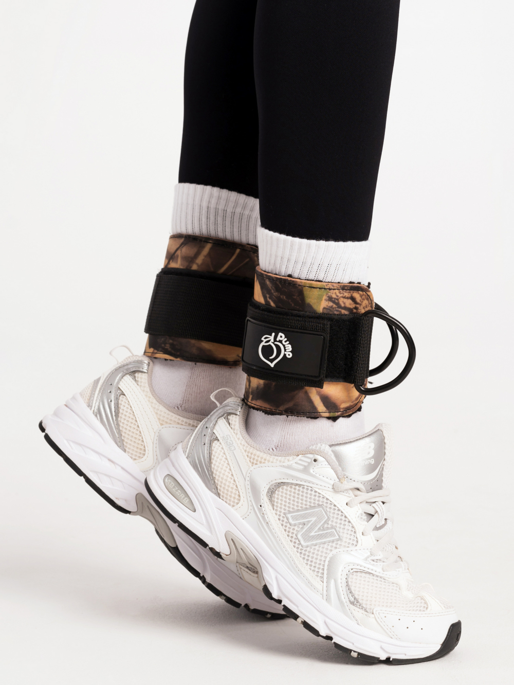 Paski na kostki podczas treningu nóg i pośladków na siłowni