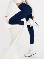 Tmavě modré sportovní legíny pro fitness z elastické tkaniny a nápisem na stehně