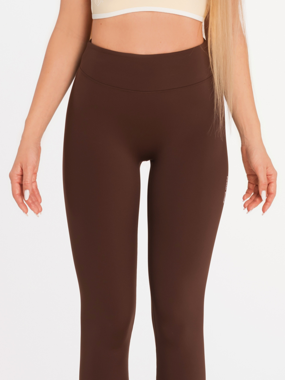 Modern barna sportleggings puha belső felülettel, sportoláshoz vagy sétához ideális
