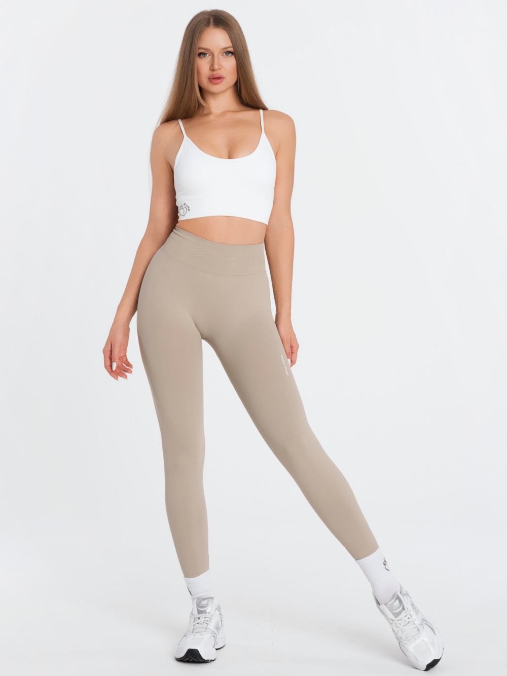 Béžové dámske športové legíny so stredným pásom, tvarujúce postavu