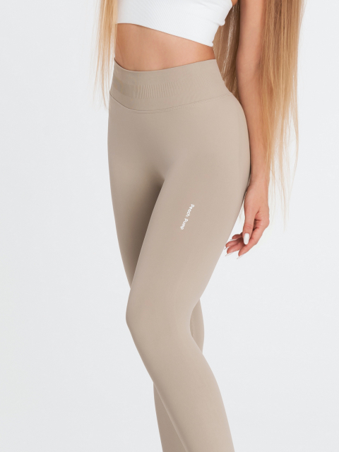 Εντυπωσιακό μπεζ γυναικείο αθλητικό κολάν με κανονική μέση που διαμορφώνει το σώμα