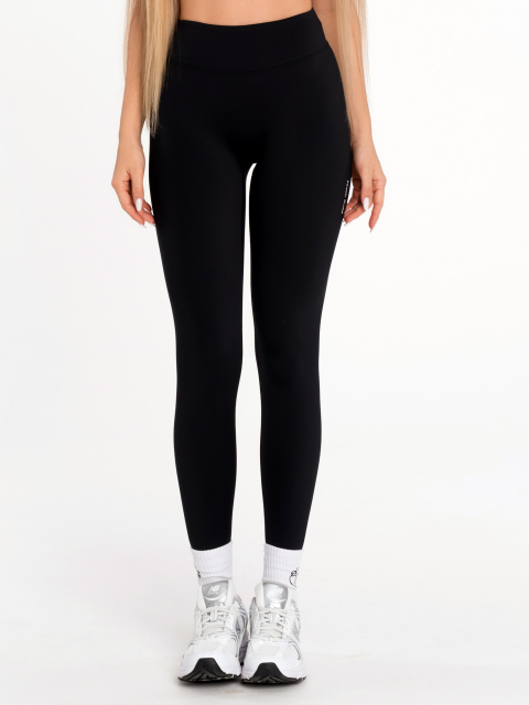 Fekete sportleggings közepes derékrésszel és puha belső felülettel, téli sportoláshoz