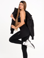 Moderné čierne športové legíny so stredným pásom z hrubej elastickej tkaniny