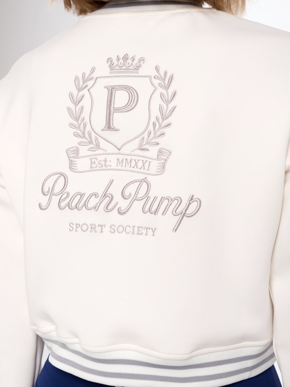 Λευκό κοντό αθλητικό μπουφάν με μεγάλο κέντημα στην πλάτη και μανσέτες στο τελείωμα