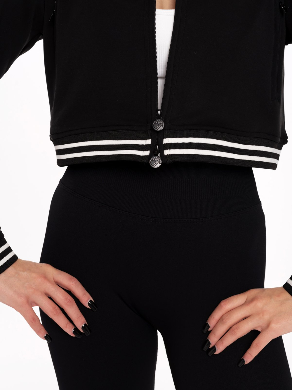 Czarna krótka kurtka sportowa z podwójnym zamkiem błyskawicznym i mankietami