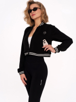 Czarna krótka kurtka sportowa z dwiema bocznymi kieszeniami i haftem na plecach