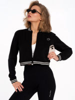 Czarna kurtka sportowa z podwójnym zamkiem błyskawicznym i dwiema bocznymi kieszeniami