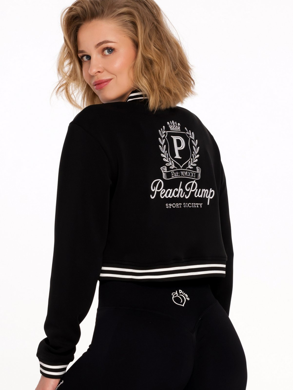 Krótka czarna kurtka sportowa z dużym haftem na plecach i kieszeniami