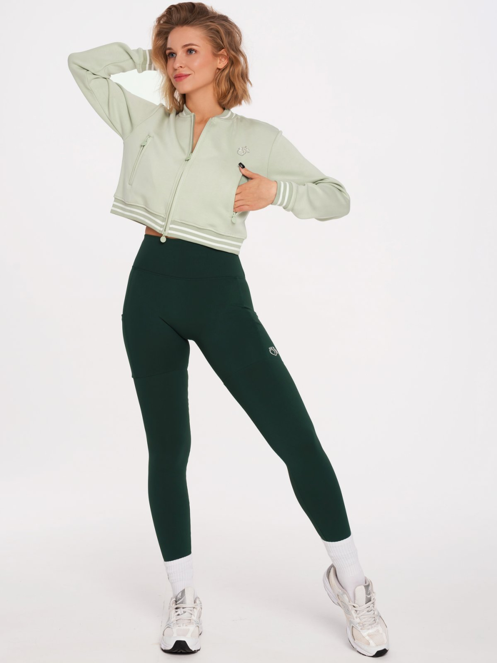 Зелено късо спортно яке с двоен цип и бродерия