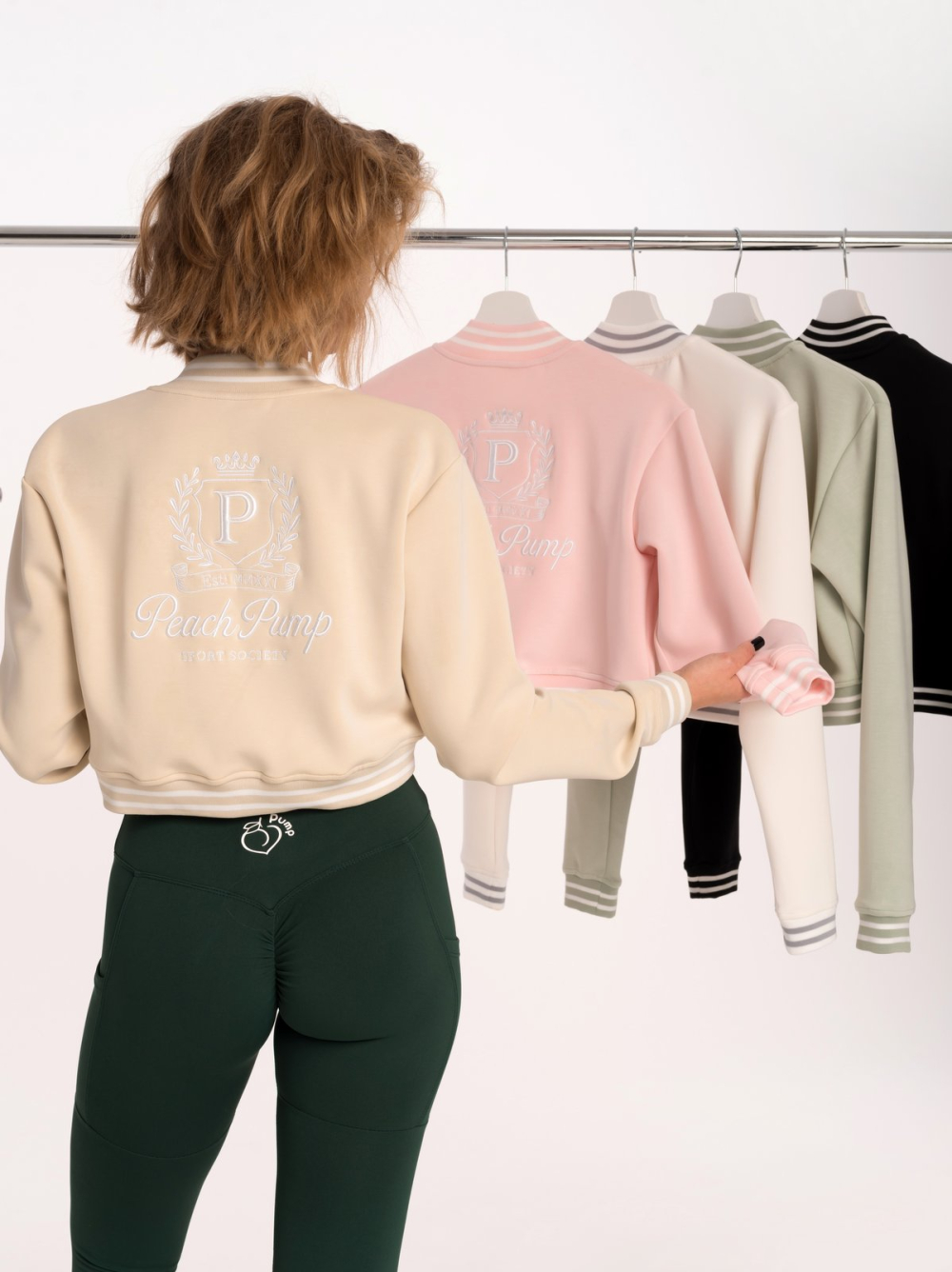 Късо бежово спортно яке с бродерия на гърба Peach Pump