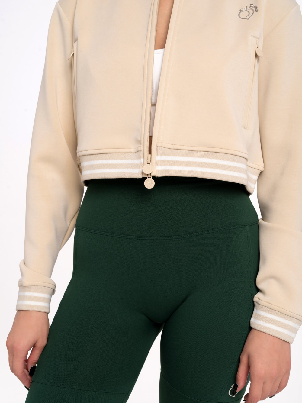 Бежово спортно яке с двоен цип и маншети на ръкавите